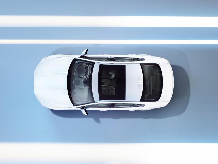  Jaguar XE Prestige 2015 года  (UK) (фото 7 из 15)